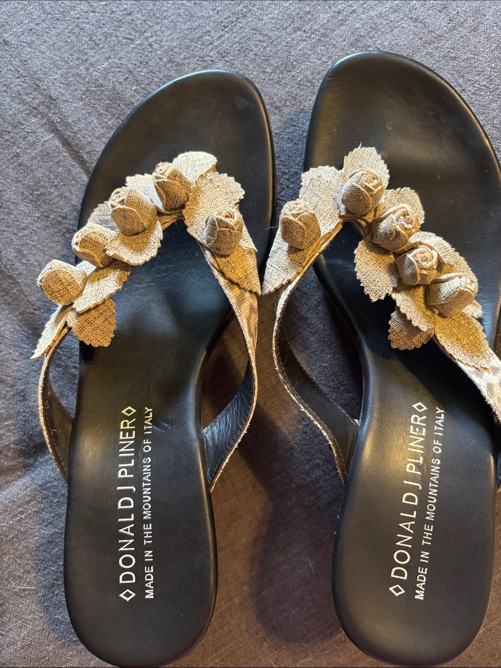 Donald J Pliner Ciss Floral Thong Wedge Sandal Black Gold Size 7 Made in Italy